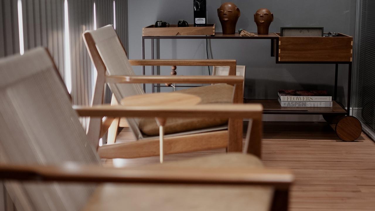 Poltronas de madeira clara na sala de espera do escritório.